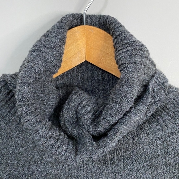 Camber & Grace Women's Light Knit Long Sleeve Gray Turtleneck Sweater Size Small - Picture 3 of 10